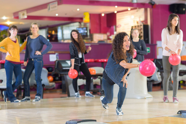 Lady launching bowling ball - Fotografie, Obrázek