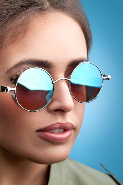 Face portrait of young beautiful woman in round sunglasses - Photo, Image