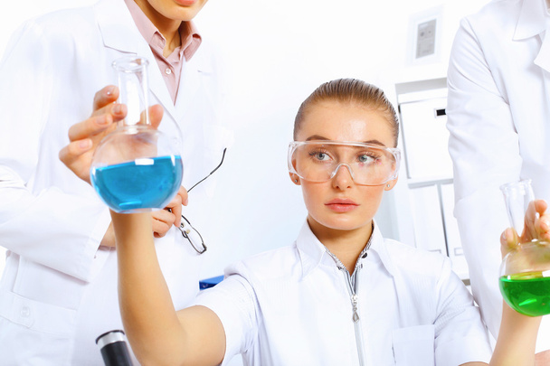 Young female scientist working in laboratory - Foto, Imagen