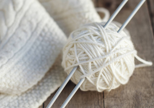Knitting: ball of white wool with needles - Φωτογραφία, εικόνα