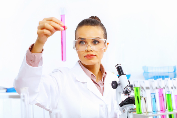 Young female scientist working in laboratory - Φωτογραφία, εικόνα