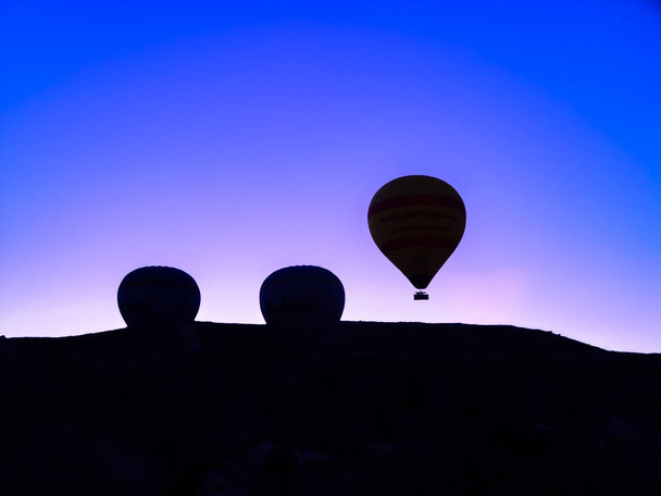 Silhouette de montgolfières survolant la vallée de la Cappadoce
 - Photo, image