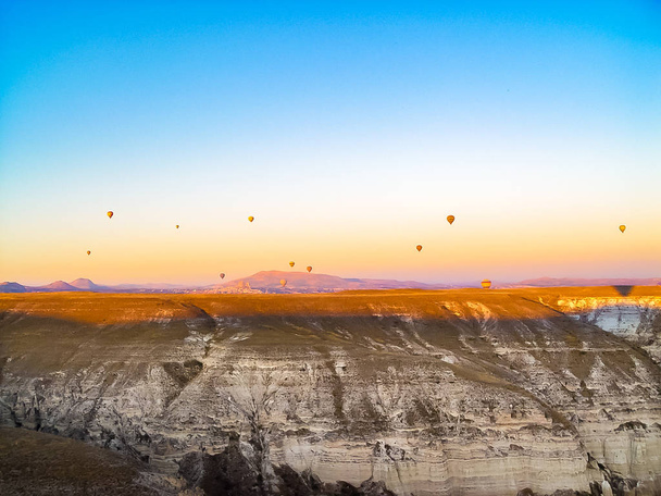 Des montgolfières colorées survolant la vallée de la Cappadoce
 - Photo, image