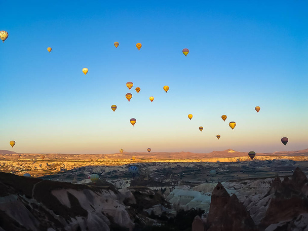 viele bunte Heißluftballons fliegen über Kappadokien - Foto, Bild