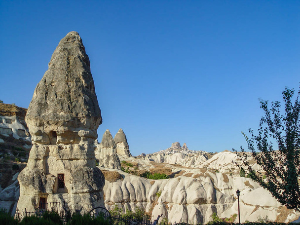 Acantilados volcánicos y formaciones rocosas en Capadocia
 - Foto, imagen