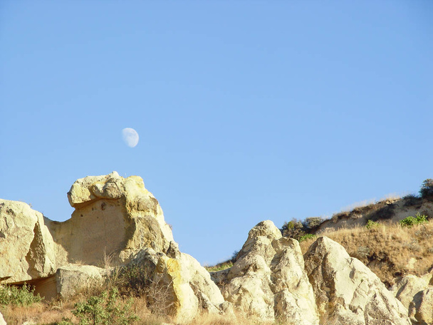 Acantilados volcánicos y formaciones rocosas en Capadocia
 - Foto, Imagen