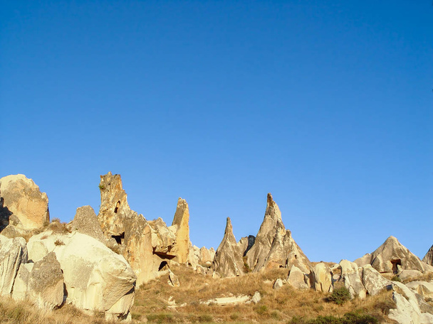 Acantilados volcánicos y formaciones rocosas en Capadocia
 - Foto, Imagen