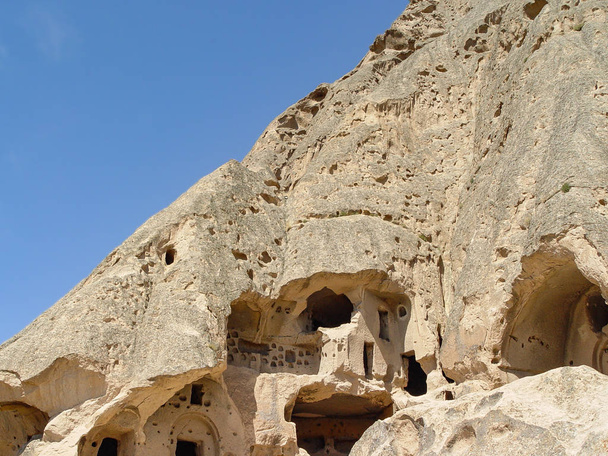 Volcanic cliffs and rock formations at Cappadocia - Foto, afbeelding