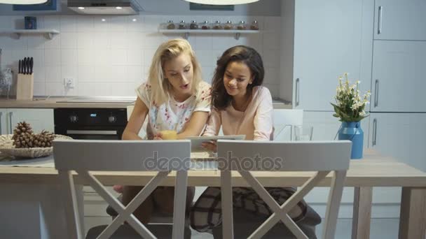 Dos chicas guapas usando tableta en casa
. - Metraje, vídeo