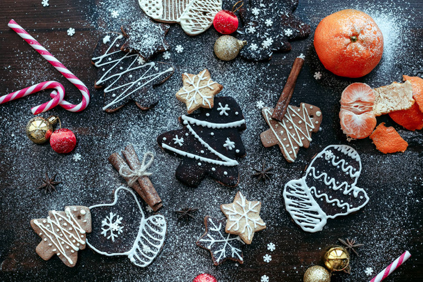Christmas gingerbread cookies in powdered sugar with cinnamon and anise candy, candy cane - Foto, Imagem