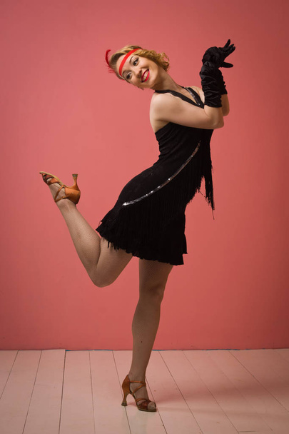 Jolie actrice en robe rétro noire dansant charleston
 - Photo, image