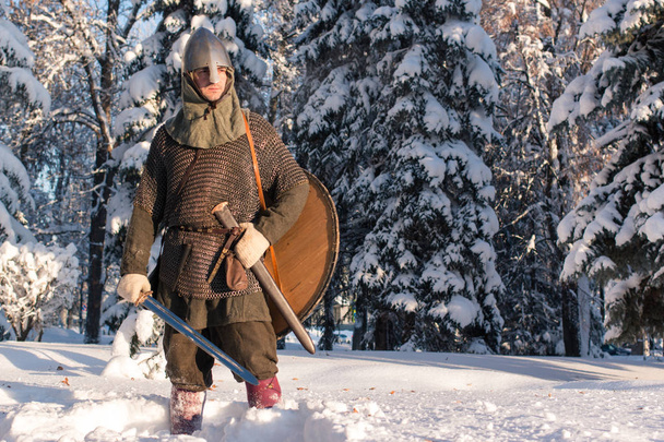 mittelalterlicher Krieger im Winterwald in historischer Rüstung - Foto, Bild