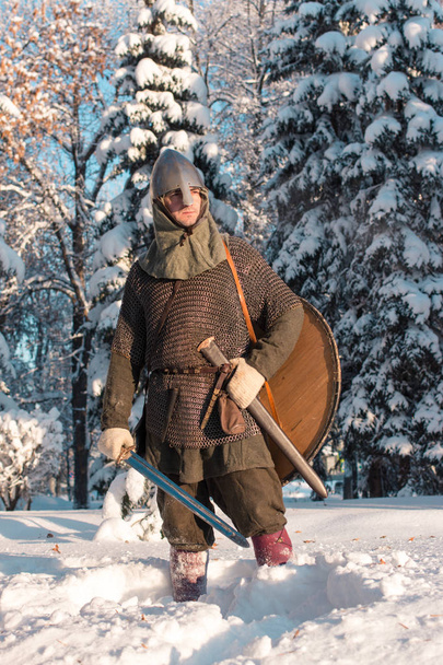 Krieger mit Schwert im Winterwald - Foto, Bild