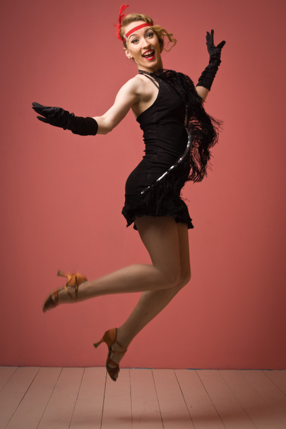 Красива актриса в чорній ретро сукні танцює Чарльстон
 - Фото, зображення