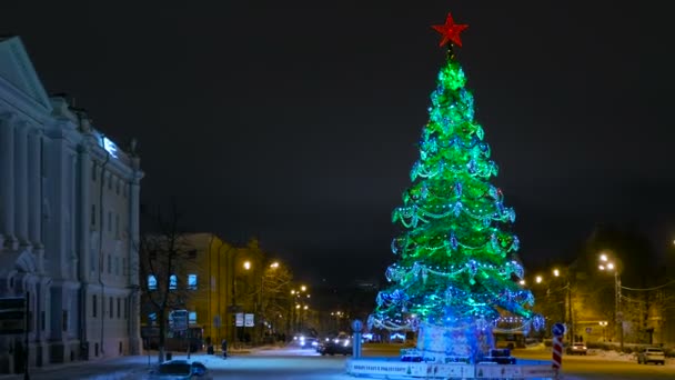 Αστική χριστουγεννιάτικο δέντρο στο βράδυ, Ρωσία, Νίζνι Νόβγκοροντ - Πλάνα, βίντεο