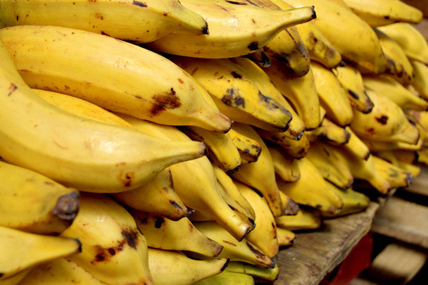 Montón de plátano maduro en el mercado de la ciudad
  - Foto, imagen