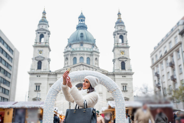 Young woman on the christmas market - Foto, imagen