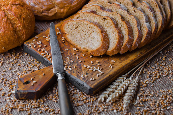 Rye sliced bread on the table - Fotoğraf, Görsel