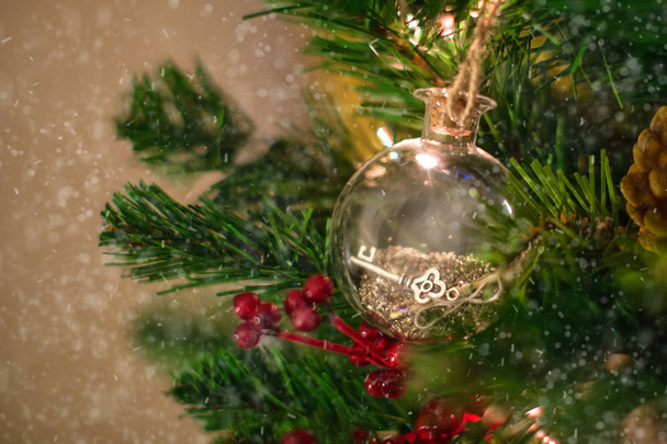Θραύσμα από το χριστουγεννιάτικο δέντρο διακοσμημένο με γράμμα και το κλειδί στο μπουκάλι. - Φωτογραφία, εικόνα
