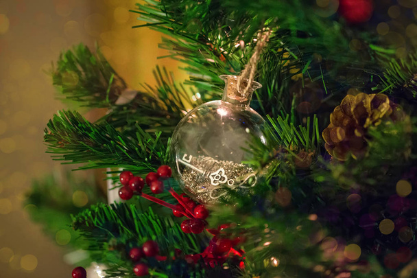 Fragmento del árbol de Navidad decorado con letra y llave en la botella
. - Foto, imagen