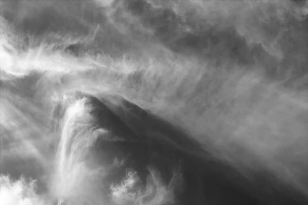 Epätavalliset cirrus pilvi muodostumat
 - Valokuva, kuva