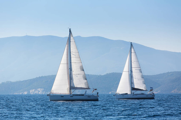 Yachts de luxe à la mer Égée
 - Photo, image