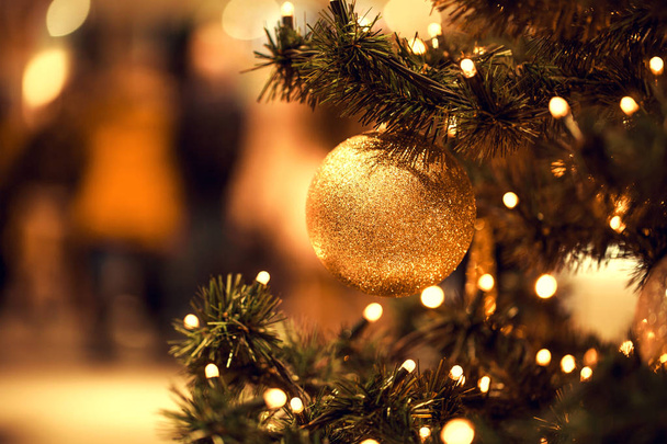 Rama de abeto con bolas y luces festivas
 - Foto, Imagen