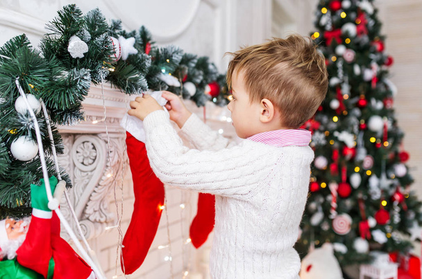 Küçük çocuk Noel için hazırlanıyor - Fotoğraf, Görsel