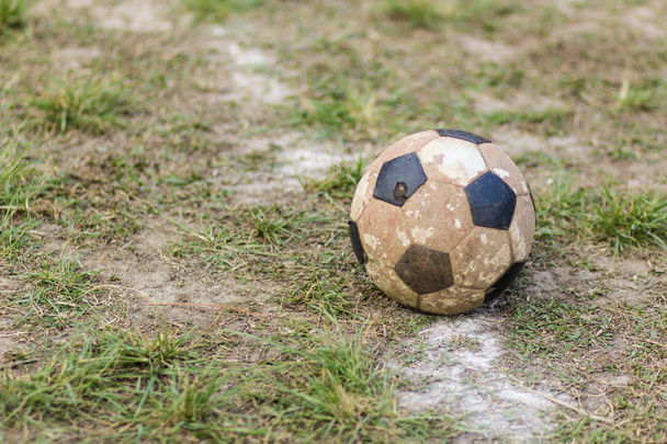 Старий м'яч футбол на траві
 - Фото, зображення