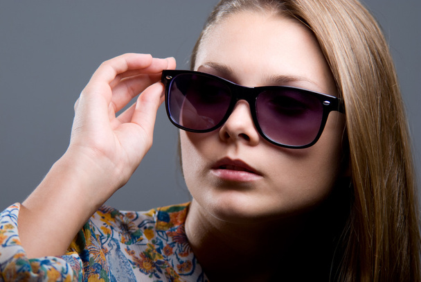 Close-up portrait of beautiful girl in sunglasses - Photo, Image
