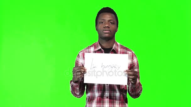 African man hold je suis affamé signe
 - Séquence, vidéo