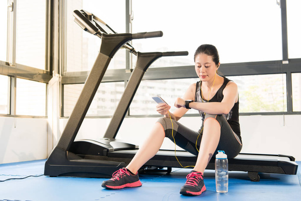 sport asian woman use smartwatch check pulse rate listening musi - Valokuva, kuva
