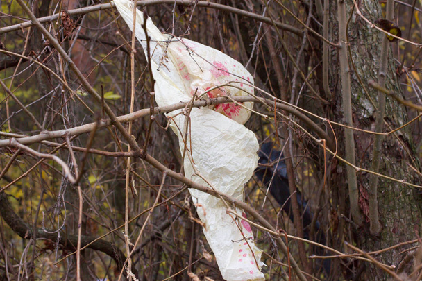 Montón de bolsas de plástico y otros productos derivados del petróleo refinados vertidos en vertederos. El montón de basura se infiltra en el suelo. Se requiere la clasificación de residuos. Ciudad de Lviv
 - Foto, imagen