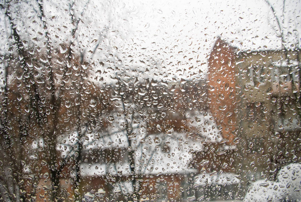 Imagen de gotas de lluvia en el primer plano de cristal
. - Foto, imagen