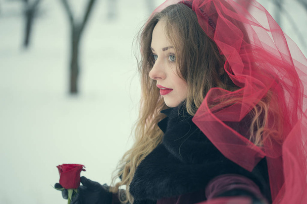dívka v červené závoj na sněhu v zimě - Fotografie, Obrázek