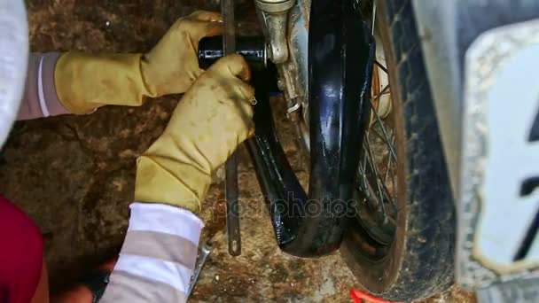 Vietnamese woman repairing tyre of motorcycle - 映像、動画