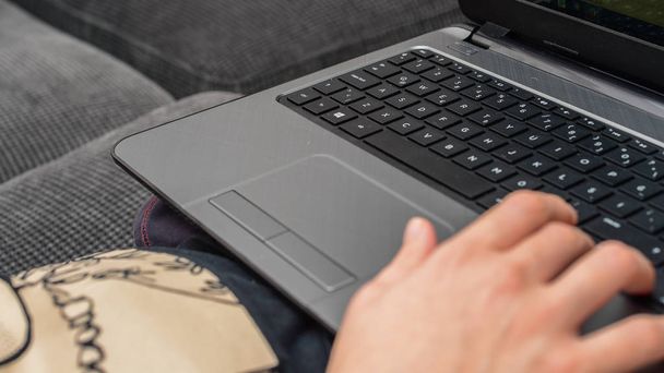 Vrouw hand op laptop toetsenbord kantoor aan huis bedrijfsconcept - Foto, afbeelding