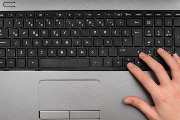 Laptop klavye iş kavramı üzerinde el - Fotoğraf, Görsel