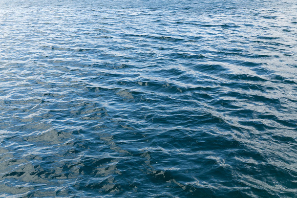 Dalgalı mavi deniz yüzeyi  - Fotoğraf, Görsel