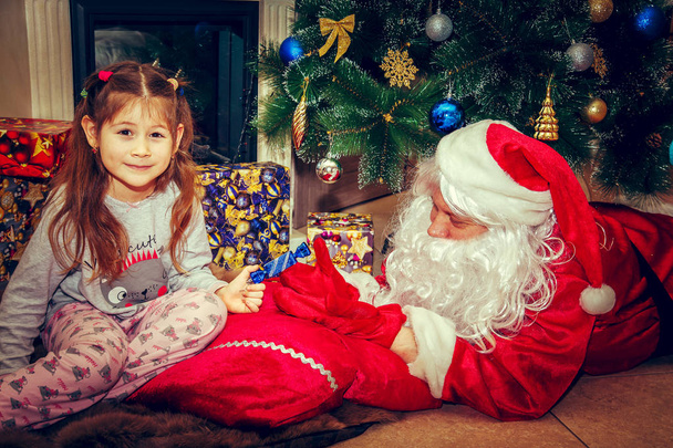 Санта Клаус і дівчинка. - Фото, зображення