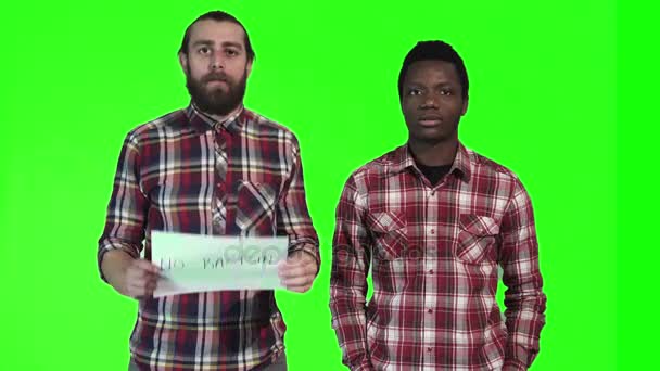 Dwóch mężczyzn trzyma znak nr rasizmu - Materiał filmowy, wideo