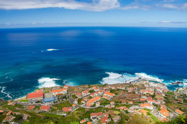Vista panorâmica da aldeia de Porto Moniz no lado norte da ilha da Madeira, Portugal
. - Foto, Imagem