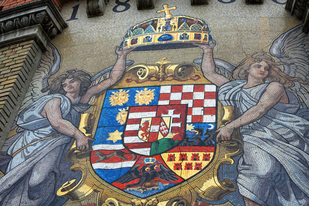 Route vers le palais royal avec mosaïque antique Armoiries sur le château
  - Photo, image
