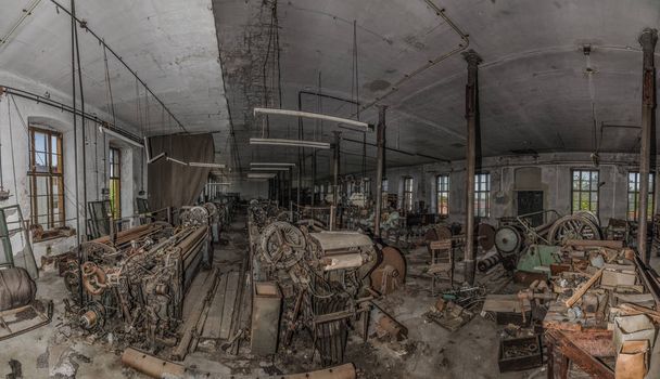 Viele alte Maschinen im verlassenen Fabrikpanorama - Foto, Bild