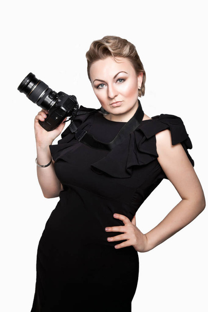 Κυρία φωτογράφος θέτοντας σε μαύρο φόρεμα - Φωτογραφία, εικόνα
