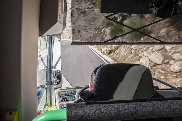 otobüs dağ yollarda sürüş - Fotoğraf, Görsel