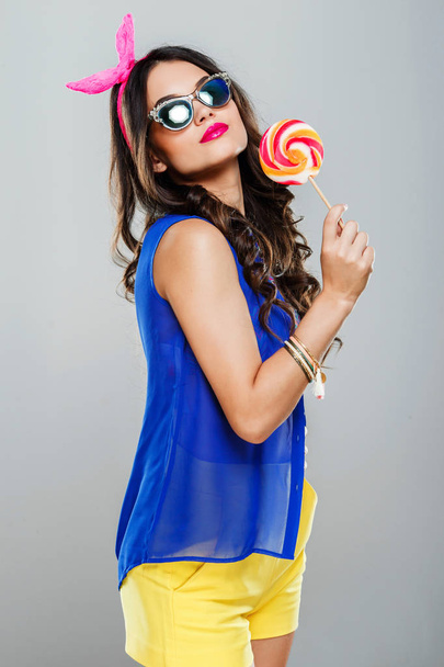 Girl holding lollipop - Fotografie, Obrázek