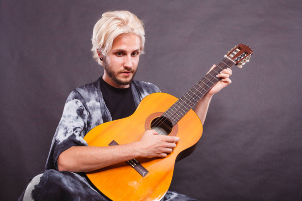 Blonde man playing acoustic guitar - Valokuva, kuva