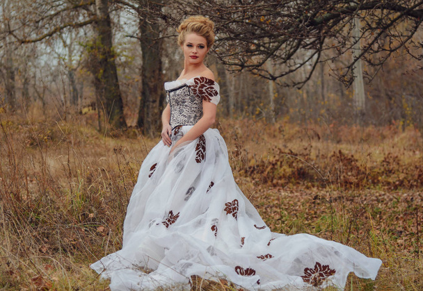 Beautiful girl in a white dress and autumn - Valokuva, kuva