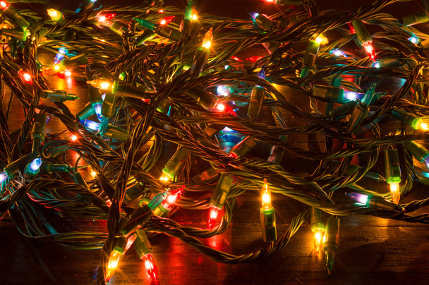 Verworrene Weihnachtsbeleuchtung auf einem Tisch - Foto, Bild